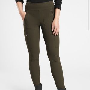 Athleta Headlands Hybrid Cargo II Tight in Peat color Size 4